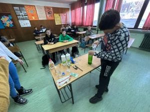 Ученици VI и VIII разреда на експерименталном часу из физике