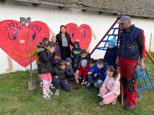 “Где год нађеш згодно место, ти дрво посади”